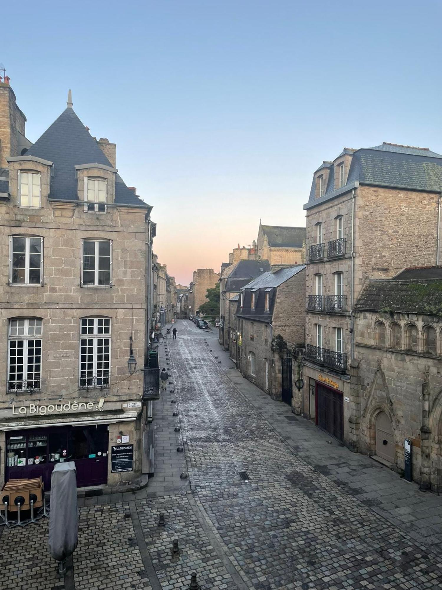 Spacieux Appartement Au Coeur Du Centre Historique De Dinan Exteriör bild
