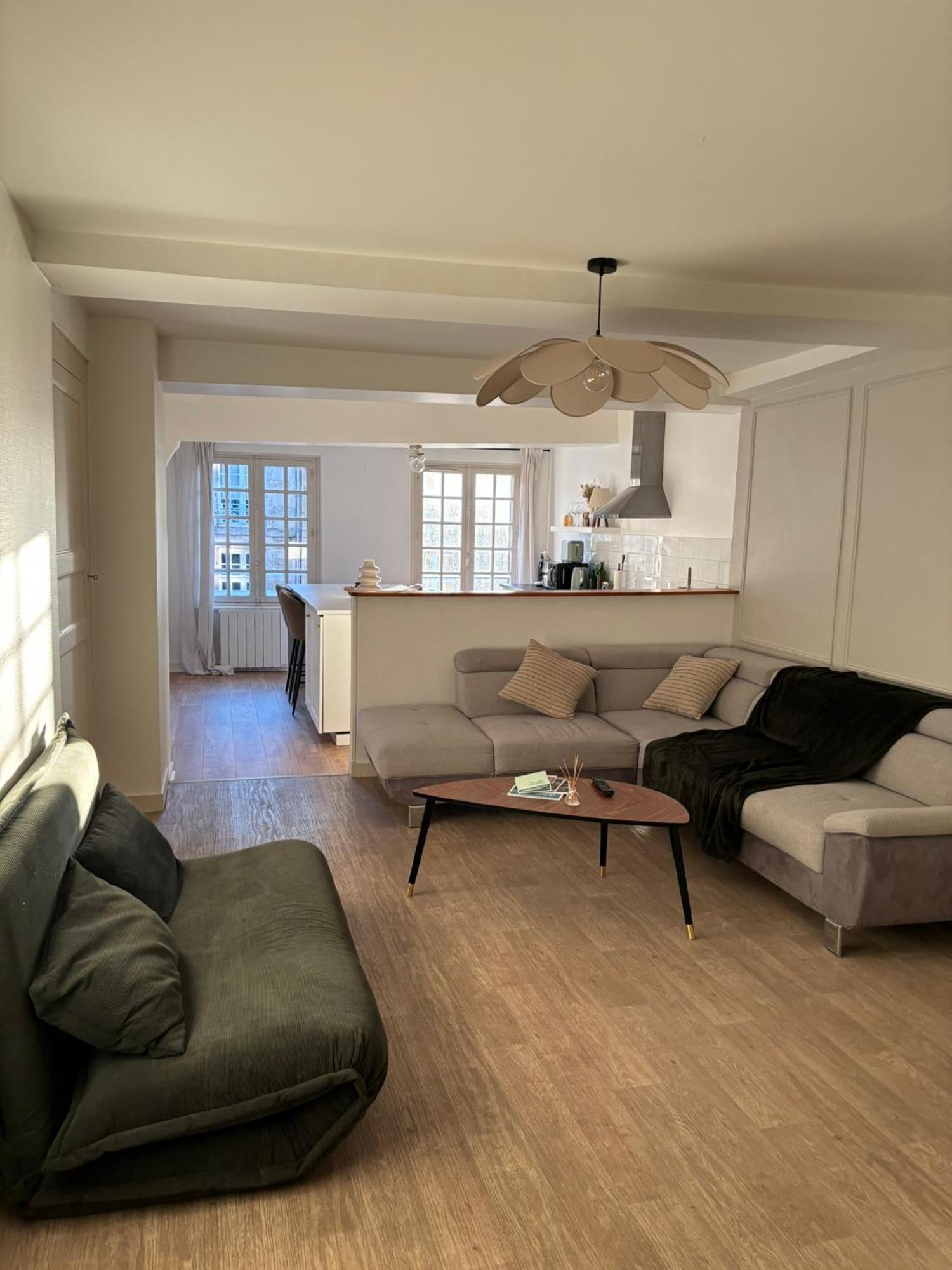 Spacieux Appartement Au Coeur Du Centre Historique De Dinan Exteriör bild